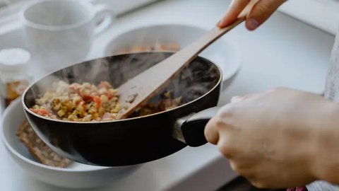 Cara Mengatasi Masakan Keasinan, Ternyata Cukup Pakai Kentang