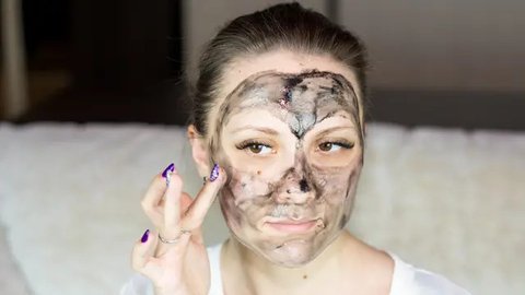 Atasi Wajah Kusam dan Belang dengan Masker Alami Kopi dan Tomat