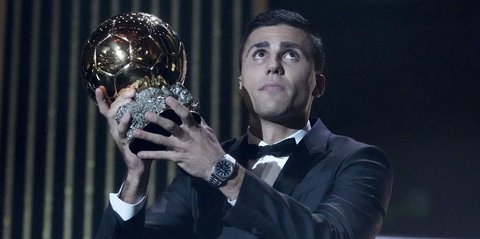 Momen Rodri Pakai Tongkat saat Terima Trofi Ballon d'Or 2024 di Paris, Ternyata ini Alasannya