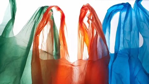 Praktis Anti Ribet, Cara Tutup Plastik yang Viral Pakai Sendok