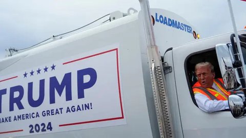 Balas Ejekan Joe Biden, Donald Trump Jadi Sopir Truk Pengangkut Sampah Saat Kampanye