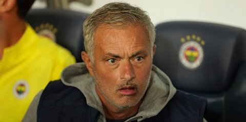 Momen Jose Mourinho Kena Tekel Pemainnya Sampai Cedera saat Latihan, Bukannya Marah Malah Ngakak