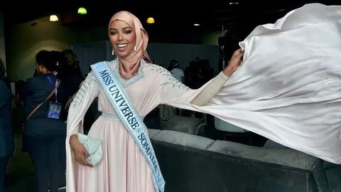 Mengenal Khadija Omar, Finalis Miss Universe Berhijab Pertama yang Lahir di Kamp Pengungsian