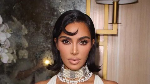 Kim Kardashian Pamer Robot Futuristik Buatan Tesla yang Kini Jadi Teman Barunya, Diajak Lari hingga Main Suit Jari