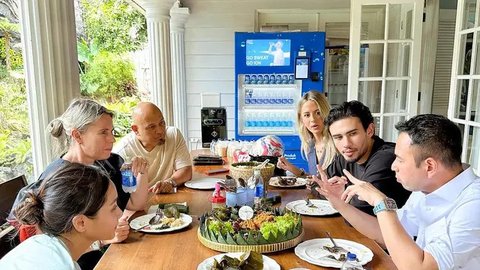 Raffi Ahmad Ajak Nathan Tjoe-A-On dan Keluarga Cicipi Nasi Liwet, Momen yang Jadi Sorotan Publik