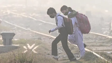 FOTO: Perjuangan Pelajar Pakistan Berangkat Sekolah di Tengah Kepungan Polusi Parah