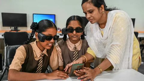 FOTO: Semangat Siswa Tunanetra di India Ikut Pelatihan Penggunaan Kacamata Berbasis AI