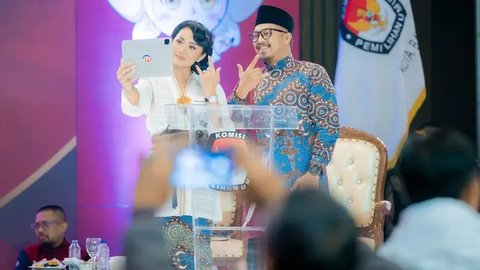 Cantik Mempesona dengan Kebaya Buatan Lokal, 6 Potret Krisdayanti saat Debat Pilkada Kota Batu: Kehadiran Raul Lemos Jadi Sorotan