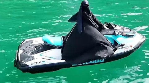 Aksi Nyentrik Umi Pipik Kemudikan Jetski Speedboat Pakai Satu Tangan di Danau Toba, Buktikan Wanita Bercadar Bisa Lakukan Banyak Hal