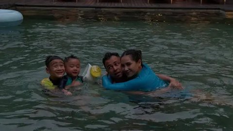 Momen Kocak Raffi Ahmad dan Rayyanza Rebutan Nagita Slavina saat Renang di Bali, Rafathar Asik Mantau dari Pinggir Kolam