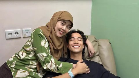 Senyum Lebar Vidi Aldiano Sebelum Kemoterapi Ditemani Sang Ibu