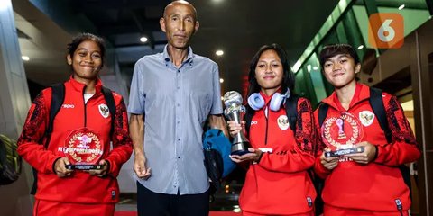 Bangga! Momen Skuad Timnas Indonesia Putri Tiba di Jakarta, Bawa Trofi Juara Piala AFF Wanita 2024