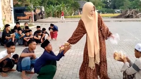 Viral Video Ning Astuti Istri Miftah Maulana Bagi-Bagi Roti pada Santri yang Jalan Jongkok, Adabnya Jadi Sorotan