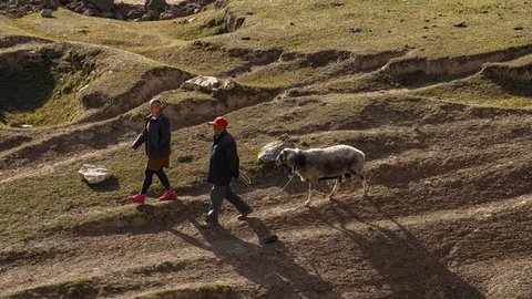 Cewek ini Rela Rogoh Kocek untuk Sewa Teman Naik Gunung, Ternyata Semakin Tampan Makin Mahal Bayarannya