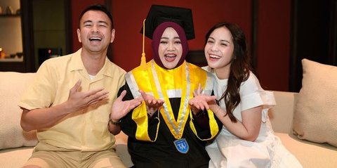 Mbak Lala Rayakan Wisudanya dengan Syukuran di Bali Sambil Mengenakan Toga