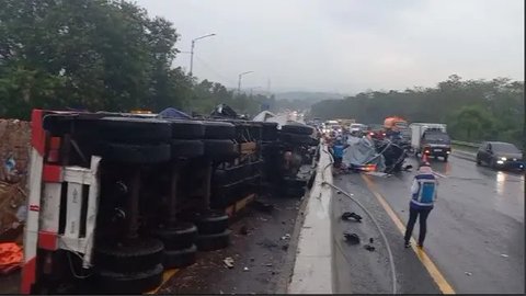 Kronologi Kecelakaan Bus Rombongan Peziarah TabrakTruk di Tol Cipularang, Sebabkan Jatuh Korban Jiwa