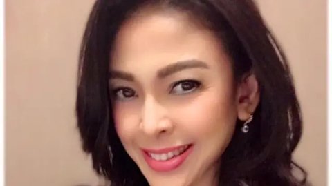 Indira Paramarini Sudiro Tampil Elegan Rayakan Natal dengan Suka Cita, Ini Potretnya