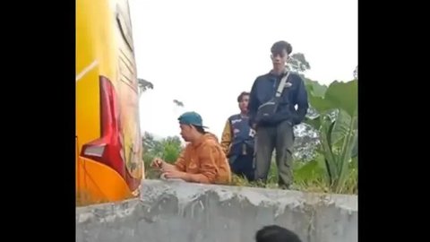 Gara-Gara Ikuti Google Maps, Bus Rombongan Pendaki Gunung Sumbing Malah Nyasar ke Kuburan