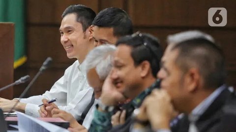 Kritik Pedas Mahfud MD Lihat Hakim Eko Haryanto Tersenyum saat Harvey Moeis Peluk Sandra Dewi saat Sidang Berlangsung