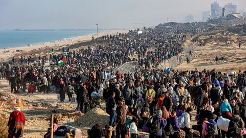 FOTO: Ribuan Warga Palestina Berbondong-bondong Kembali ke Gaza Utara Saat Gencatan Senjata