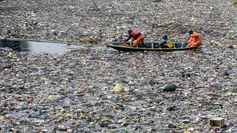 FOTO: Penampakan Lautan Sampah Cemari Sungai Citarum, Totalnya Capai 19 Ton