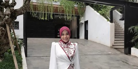 Potret Cantik Elegan Aurel Hermansyah saat Hadiri Tasyakuran 4 Bulan Kehamilan Aaliyah Massaid, Anggun dalam Balutan Gamis Putih