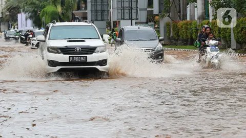 Jangan Anggap Sepele Genangan Air, Perhatikan Tips Berikut Agar Anda bisa Melintasinya dengan Aman