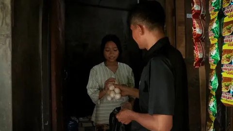 Kisah Inspiratif Aiptu Marjoko: Rutin Sedekah Telur untuk Anak Yatim dan Tetangga Tak Mampu
