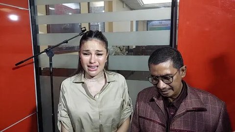 Nikita Mirzani Meneteskan Air Mata saat Berikan Tanggapan Terkait Penetapan Vadel Badjideh Tersangka