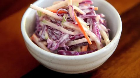 Praktikkan 4 Resep Coleslaw, Salad Segar dengan Rasa Creamy dan Lezat