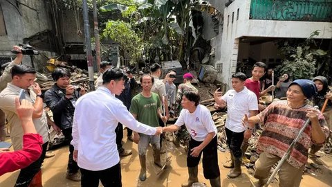 Penampakan di Belakang Wakil Presiden Gibran Tinjau Lokasi Banjir di Bekasi, Sepeda Motor Terparkir Bertumpuk