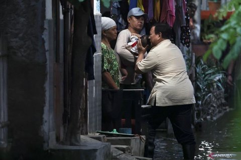 Presiden Prabowo Sambangi Warga Tambun Terdampak Banjir: Mendengar Keluh Kesah dan Salurkan Bantuan