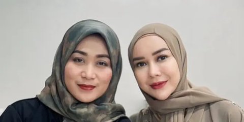 Potret Aura Kasih Berhijab dengan Gamis Syar'i, Tampil Pede Tenteng Tas Mewah saat Hadiri Kajian Ustaz Abdul Somad