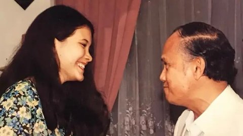 Melanie Subono Unggah Foto Lawas dengan BJ Habibie, Curhat Tiket Pesawat Mahal dan Rupiah Anjlok