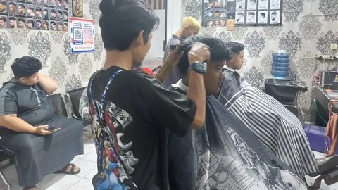 Cerita Pengusaha Barbershop di Cirebon Kebanjiran Pelanggan Jelang Lebaran 2025