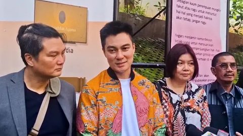 Ditemani 3 Kakaknya, Baim Wong Pede Hadiri Sidang Putusan Cerai dengan Paula Verhoeven