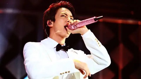 Jin BTS Tiba-Tiba Muncul saat Konser Coldplay di Korea Selatan, Duet 2 Lagu Bareng Chris Martin