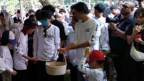 Tak Hanya Angkat Keranda Bunda Iffet, Bimbim Slank Turun ke Liang Lahad Lepas Kepergian Sang Ibunda untuk Selamanya