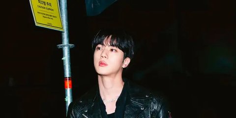 Potret Jin BTS saat Manggung di Konser Coldplay di Seoul, Tampil Ala Rocker Bareng Chris Martin