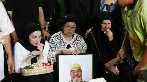 Terharu, Ayah Mona Ratuliu Meninggal Dunia saat Hendak Salat Tahajud