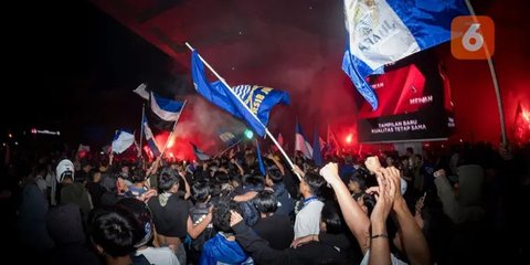 Thom Haye Terkejut Melihat Euforia Pendukung Persib yang Berpesta Menyambut Gelar Juara: Luar Biasa!