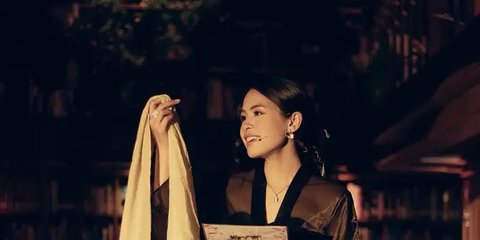 Tampilan Magis Maudy Ayunda Bacakan Puisi Perjalanan Cinta Habibie Ainun dengan Kebaya Tembus Pandang