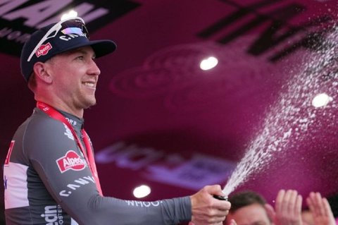 Kaden Groves Juara Etape 6 FantaGiro d’Italia 2025: Sprint Memukau di Naples!