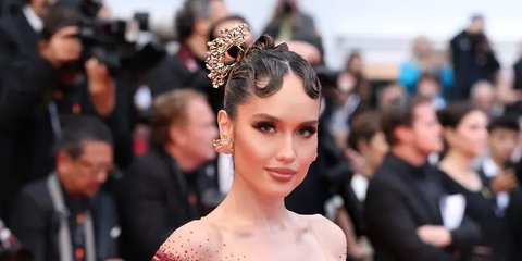 Potret Cantik Menawan Cinta Laura Pakai Kebaya Merah di Karpet Merah Festival Film Cannes 2025, Tampil Fearless dengan Full Makeup