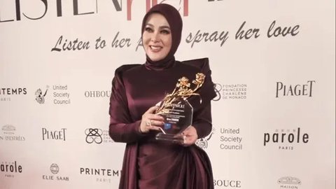 Tampil Cetar dan Glamor , Ini Detail Gaun Mewah Syahrini saat Terima Penghargaan dari UNESCO