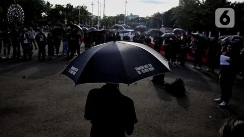 FOTO: Aksi Kamisan ke-862, Aktivis Desak Pemerintah Hentikan Penulisan Ulang Sejarah