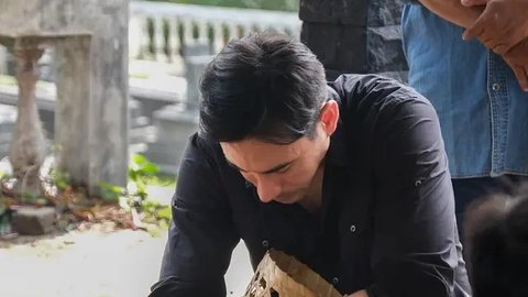 6 Potret Darius Sinathrya Menangis di Pemakaman Sang Ayah yang Meninggal di Hari Ulang Tahunnya, Ada Donna Agnesia Setia Menemani
