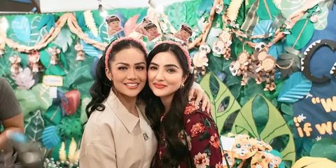 Potret Kekompakan Krisdayanti dan Ashanty Nonton Sang Cucu Ameena Anak Aurel Hermansyah Konser di Sekolah