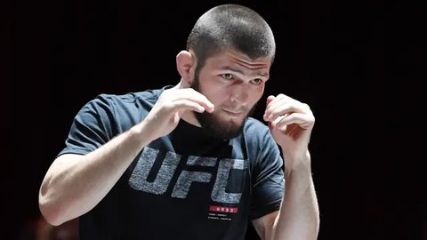Teguh dengan Keyakinan Agama, Khabib Nurmagomedov Tak Mau Salaman dengan Presenter Wanita di Final Liga Champions