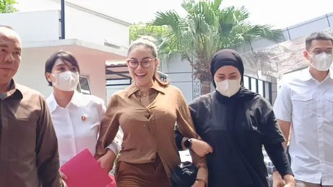 Penampilan Nikita Mirzani Saat Dilimpahkan ke Kejari Jakarta Selatan, Jadi Sorotan